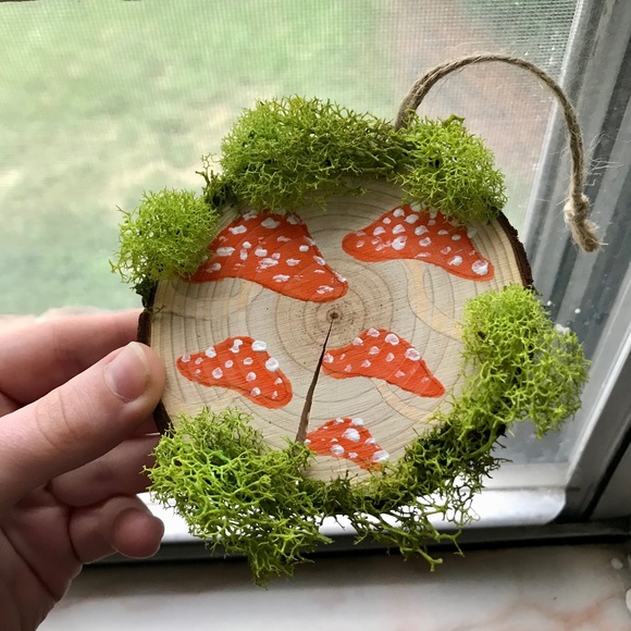 Small wooden hanging mushroom painting with moss - Picture 4 of 4